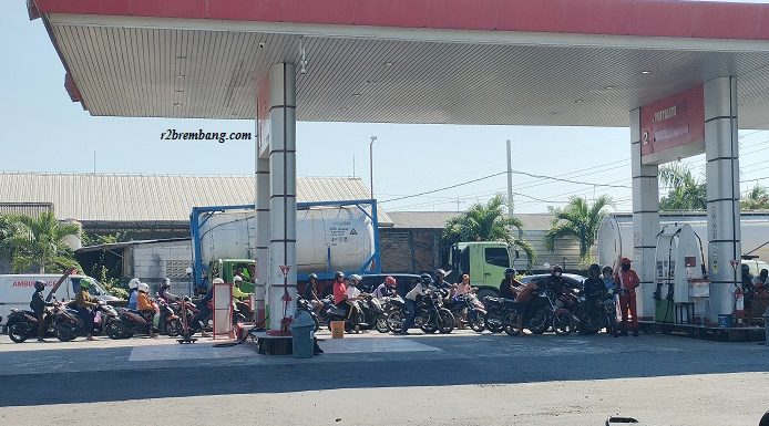 Kian Panjangnya Antrian, Menguji Kesabaran (Dinas Perdagangan Sebut Perbedaan Harga Cukup Tinggi)