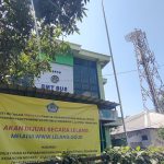 BMT Bus Lasem. Tampak ada pengumuman aset tersebut akan dijual melalui lelang.