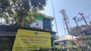 BMT Bus Lasem. Tampak ada pengumuman aset tersebut akan dijual melalui lelang.