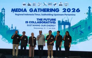 Asisten Administrasi Umum Pemkab Banyuwangi, Budi Santoso (tengah) berfoto bersama dengan jajaran Pertamina Regional Indonesia Timur, saat acara Media Gathering di Hotel Kokoon Banyuwangi, Jum'at (10 Juli 2026).