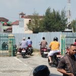 Jalan sisi selatan di depan Masjid Maslahatul Ummah ditutup seng proyek pembangunan Kantor Kejaksaan Negeri Rembang. Jemaah Sholat Jumat tampak memanfaatkan akses jalan sisi utara, Jum’at siang (17 Juli 2026).