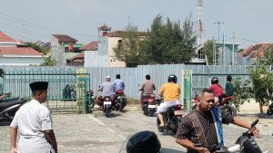Jalan sisi selatan di depan Masjid Maslahatul Ummah ditutup seng proyek pembangunan Kantor Kejaksaan Negeri Rembang. Jemaah Sholat Jumat tampak memanfaatkan akses jalan sisi utara, Jum’at siang (17 Juli 2026).