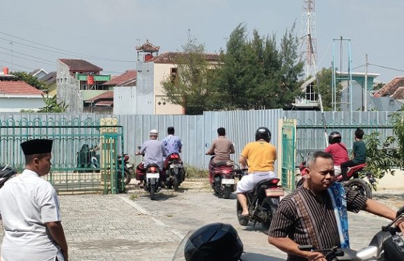 Jalan Sisi Selatan Masjid Ditutup Seng Proyek Kantor Kejaksaan Negeri Rembang, Jemaah Ingatkan Untuk Kepentingan Ibadah