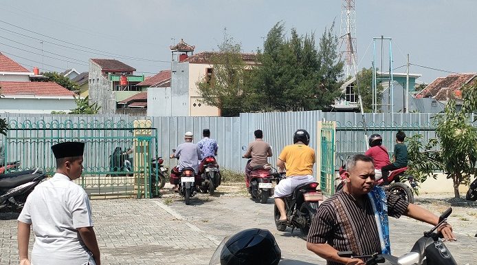 Jalan Sisi Selatan Masjid Ditutup Seng Proyek Kantor Kejaksaan Negeri Rembang, Jemaah Ingatkan Untuk Kepentingan Ibadah