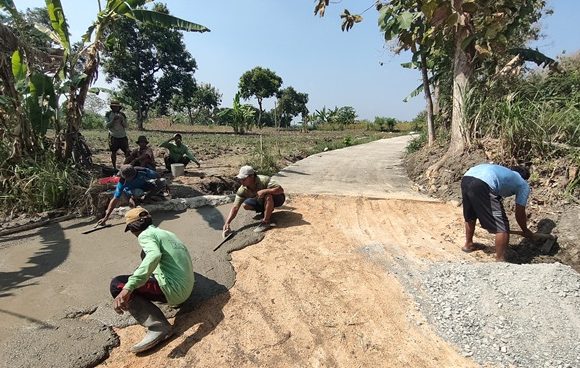Berawal Dari Keprihatinan, Warga Kompak Urunan Ngecor Jalan (Lokasi Dusun Pundong Desa Sidomulyo Kec. Sedan)