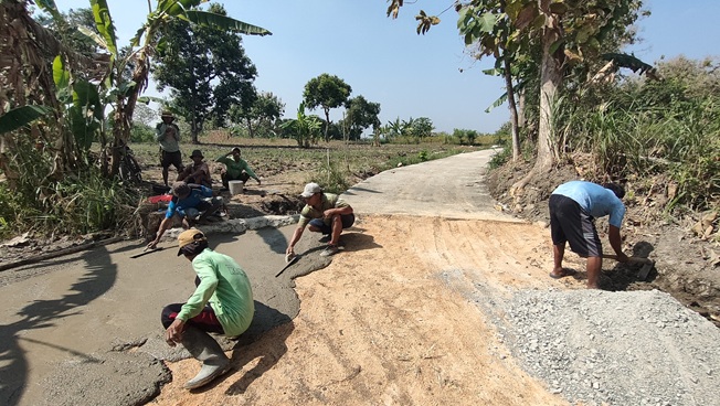 Berawal Dari Keprihatinan, Warga Kompak Urunan Ngecor Jalan (Lokasi Dusun Pundong Desa Sidomulyo Kec. Sedan)