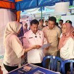 Bupati Rembang, Harno mengecek salah satu stand Job Fair di halaman Kantor Dinas Perindustrian Dan Tenaga Kerja Kabupaten Rembang, 200 Meter sebelah utara Perempatan Galonan, yang dibuka hari Rabu (22 Juli 2026).