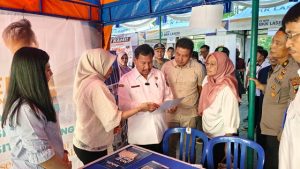 Bupati Rembang, Harno mengecek salah satu stand Job Fair di halaman Kantor Dinas Perindustrian Dan Tenaga Kerja Kabupaten Rembang, 200 Meter sebelah utara Perempatan Galonan, yang dibuka hari Rabu (22 Juli 2026).