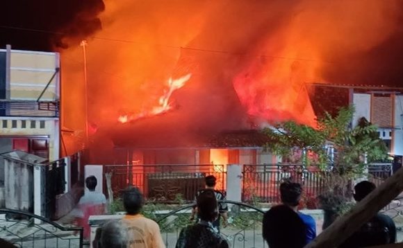 Diduga Berawal Dari Kotoran Sapi, Rumah Warga Ludes Terbakar (TKP Desa Logung Kec. Sumber)
