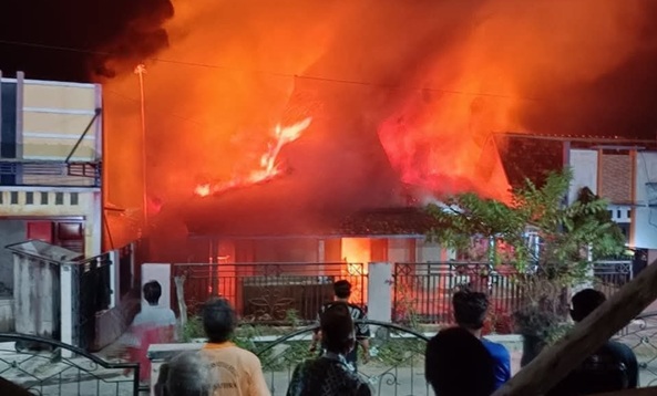 Diduga Berawal Dari Kotoran Sapi, Rumah Warga Ludes Terbakar (TKP Desa Logung Kec. Sumber)