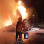Petugas Damkar BPBD Rembang memadamkan api dengan jirigen foam, saat kebakaran muatan truk terjadi di jalur Pantura Desa Jatisari, Kecamatan Sluke, Senin malam (06/07).