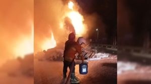Petugas Damkar BPBD Rembang memadamkan api dengan jirigen foam, saat kebakaran muatan truk terjadi di jalur Pantura Desa Jatisari, Kecamatan Sluke, Senin malam (06/07).