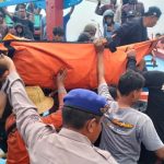 Jenazah korban tiba di Pelabuhan Tasikagung, Rembang, Senin siang.