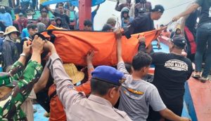 Jenazah korban tiba di Pelabuhan Tasikagung, Rembang, Senin siang. 