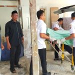 Jenazah korban dimasukkan ke mobil ambulans, menuju rumah duka untuk dimakamkan, Rabu siang (29 Juli 2026).