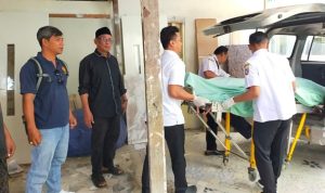 Jenazah korban dimasukkan ke mobil ambulans, menuju rumah duka untuk dimakamkan, Rabu siang (29 Juli 2026).