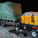 Kondisi mobil bak terbuka ringsek, usai menabrak truk tronton parkir di jalur Pantura Ngemplak, Kecamatan Lasem, Jum’at dini hari (24/07).