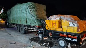 Kondisi mobil bak terbuka ringsek, usai menabrak truk tronton parkir di jalur Pantura Ngemplak, Kecamatan Lasem, Jum’at dini hari (24/07).