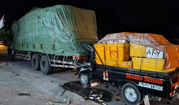 Kabin L-300 Ringsek Usai Hantam Truk Parkir, Polisi Ungkap Kondisi Sopir (Kecelakaan Di Pantura Ngemplak Lasem)