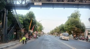 Polisi menggelar olah TKP di bawah jembatan layang, depan SMP N 5 Rembang, Jum’at sore (17 Juli 2026).
