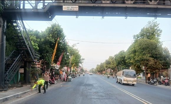Suami Meninggal Kecelakaan, Isteri Melahirkan (Laka Di Bawah Jembatan Layang Rembang)