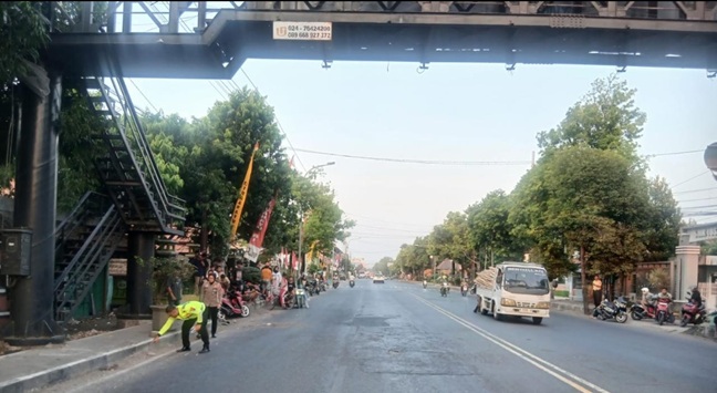 Suami Meninggal Kecelakaan, Isteri Melahirkan (Laka Di Bawah Jembatan Layang Rembang)