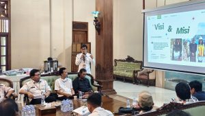 Kepala DPU Taru Kabupaten Rembang, Maryosa, saat paparan di rumah dinas Bupati, Rabu (15 Juli 2026).