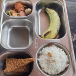 Menu MBG tak dimakan siswa di Kabupaten Rembang. Tampak yang diambil hanya susu kotaknya saja, sedangkan yang lain dibiarkan.