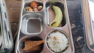 Menu MBG tak dimakan siswa di Kabupaten Rembang. Tampak yang diambil hanya susu kotaknya saja, sedangkan yang lain dibiarkan.