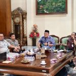 Pertemuan di rumah dinas Bupati Rembang, Selasa (14/07), terkait kepatuhan membayar pajak kendaraan di Kabupaten Rembang yang semakin menurun.