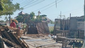 Pedagang membongkar warung, Selasa (07/07) karena lahan akan dipakai untuk pembangunan Kejaksaan Negeri Rembang.