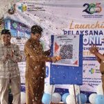 Sekda Rembang didampingi Kepala Dinas Kesehatan, melakukan peluncuran pembayaran non tunai di Puskesmas Rembang 2, hari Senin (27 Juli 2026).