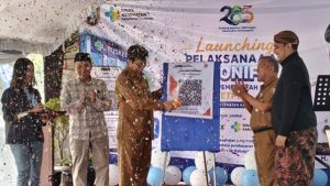 Sekda Rembang didampingi Kepala Dinas Kesehatan, melakukan peluncuran pembayaran non tunai di Puskesmas Rembang 2, hari Senin (27 Juli 2026).