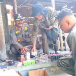 Kepala Satpol PP Kabupaten Rembang dan anggotanya menunjukkan rokok ilegal yang diamankan, Selasa (07 Juli 2026).