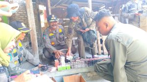 Kepala Satpol PP Kabupaten Rembang dan anggotanya menunjukkan rokok ilegal yang diamankan, Selasa (07 Juli 2026).
