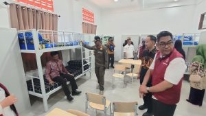 Para pejabat Pemkab Rembang didampingi Kepala Sekolah Rakyat mengecek tempat tidur siswa, Jum'at pagi (31 Juli 2026).