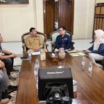 Kepala BPS Kabupaten Rembang, Jubaedi bersama petugas melakukan pendataan Sensus Ekonomi kepada Bupati Rembang, Harno, Senin (20/07).