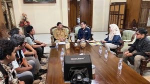 Kepala BPS Kabupaten Rembang, Jubaedi bersama petugas melakukan pendataan Sensus Ekonomi kepada Bupati Rembang, Harno, Senin (20/07).