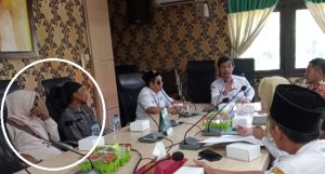 Pasangan suami isteri, warga Desa Kajar Kecamatan Gunem, Kabupaten Rembang (dilingkari), lolos menjadi calon peserta transmigrasi.