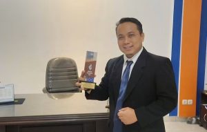 Ahmad Aviv Mahmudi, Rektor UYR meninggal dunia.