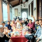 Ahmad Fajar Mushoffa (baju merah kepalkan tangan), didaulat menjadi Koordinator Forum Badan Eksekutif Mahasiswa (BEM) Se-Rembang.