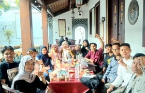 Ahmad Fajar Mushoffa (baju merah kepalkan tangan), didaulat menjadi Koordinator Forum Badan Eksekutif Mahasiswa (BEM) Se-Rembang.
