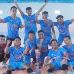 Para pemain RS Bhina Bhakti Husada Rembang merayakan kemenangan, setelah menerima trophy juara 1, dalam turnamen futsal Bhina Cup, Minggu (16/08).