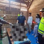 Kapolsek Sedan, Iptu Suroto berada di TKP, memeriksa jenazah korban bersama petugas medis, Sabtu (29/08).
