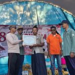 Pihak Desa Dadapan Kecamatan Sedan memberikan penghargaan kepada masyarakat yang terlibat dalam pemakaman jenazah tanpa identitas.
