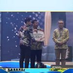 Bupati Rembang, Harno menerima penghargaan dari Kementerian Dalam Negeri, di Bali, Jum’at (28/08).