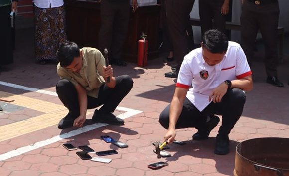 10 HP Dirusak, Hingga Ratusan Gram Sabu Dilarutkan Air (Kejaksaan Negeri Rembang Gelar Pemusnahan Barang Bukti)
