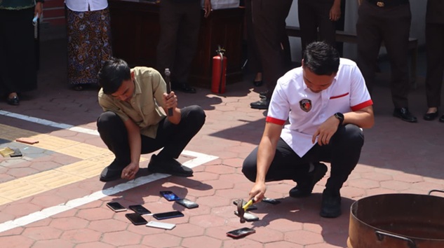 10 HP Dirusak, Hingga Ratusan Gram Sabu Dilarutkan Air (Kejaksaan Negeri Rembang Gelar Pemusnahan Barang Bukti)