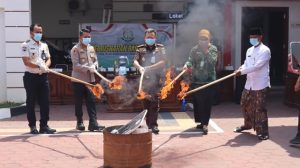 Pemusnahan barang bukti hasil kejahatan Januari – Agustus 2026 di halaman Kantor Kejaksaan Negeri Rembang, Kamis (27/08).