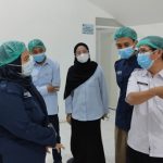 Pegawai Dinas Kesehatan Kabupaten Rembang, saat mendatangi dapur SPPG Mondoteko 3, usai kejadian keracunan, beberapa waktu lalu.